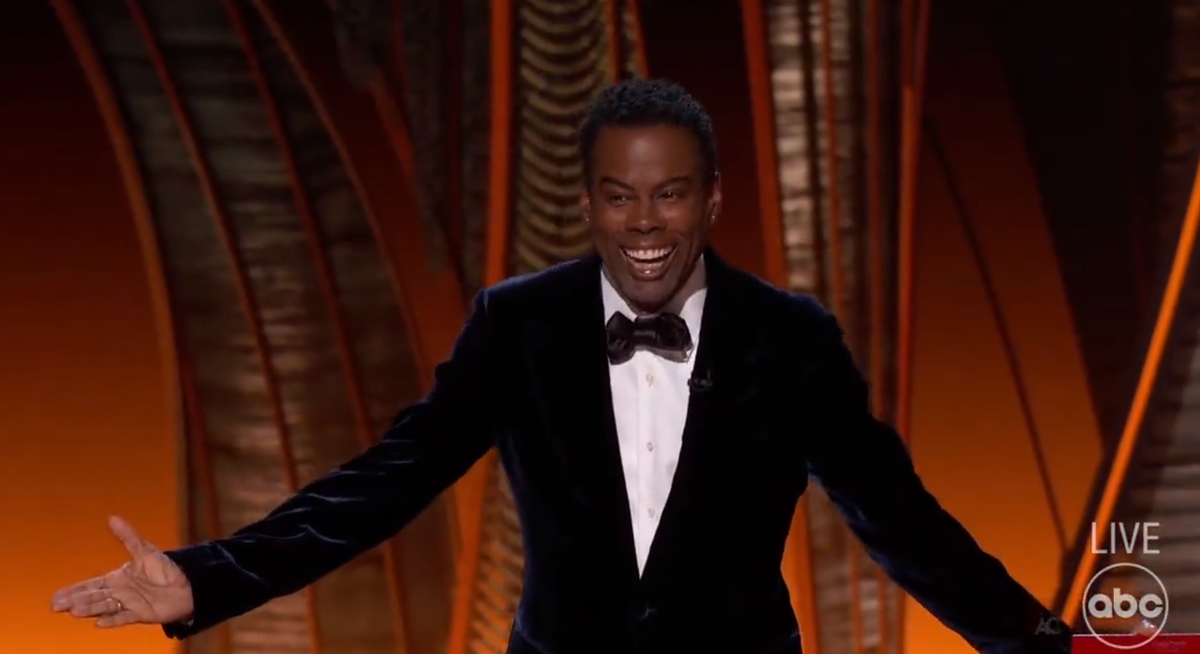 Oscar 2022 gây sốc: Will Smith lên thẳng sân khấu đấm thẳng mặt Chris Rock để bảo vệ vợ Ảnh 1