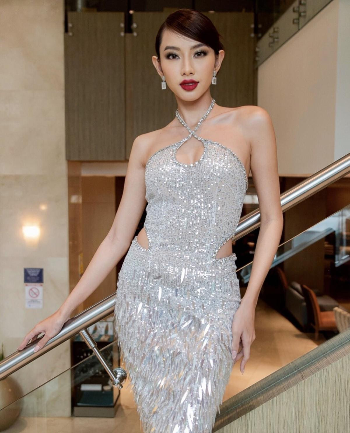 Netizen 'kêu trời' vì phong thái ngày càng chuẩn beauty queen của Thuỳ Tiên Ảnh 2