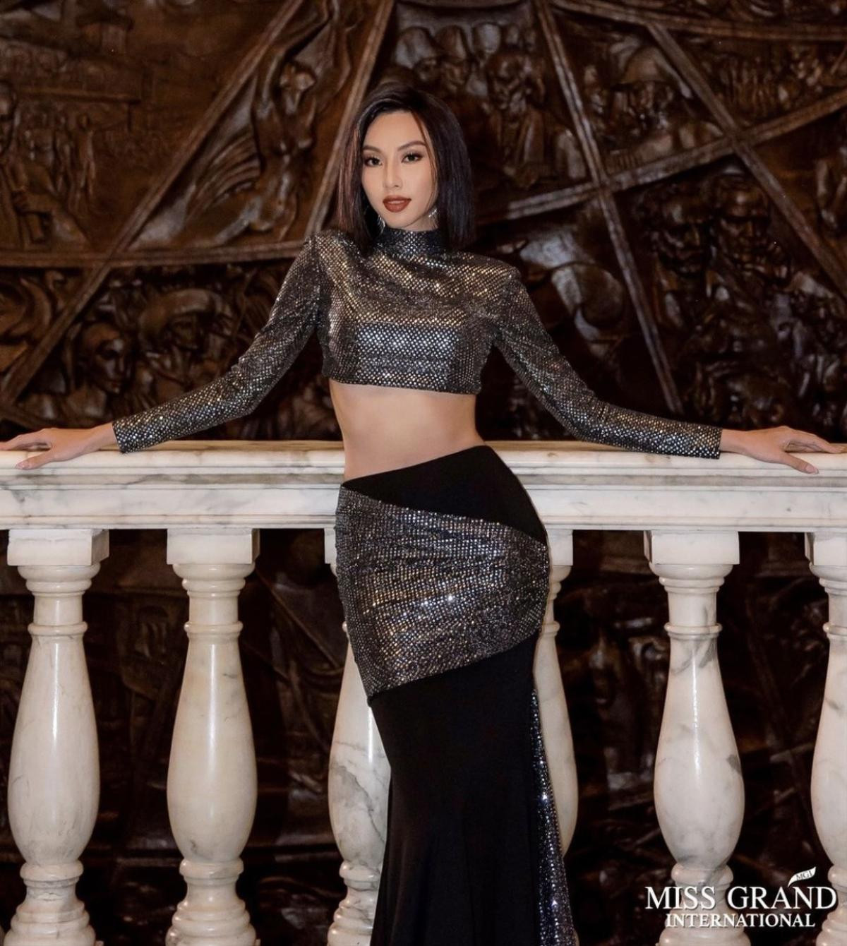 Netizen 'kêu trời' vì phong thái ngày càng chuẩn beauty queen của Thuỳ Tiên Ảnh 4