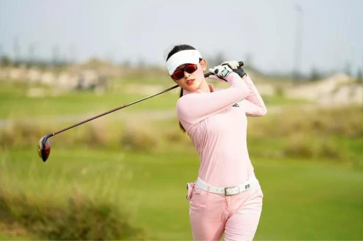 Huyền My diện váy cực ngắn ra sân golf, cớ sao fan lại réo tên Hiền Hồ? Ảnh 9