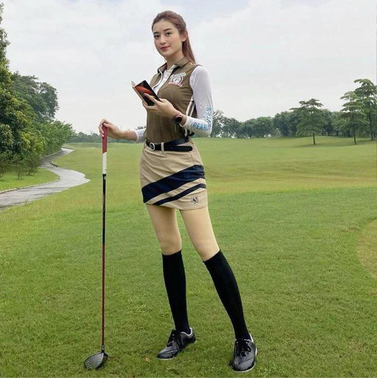 Huyền My diện váy cực ngắn ra sân golf, cớ sao fan lại réo tên Hiền Hồ? Ảnh 7