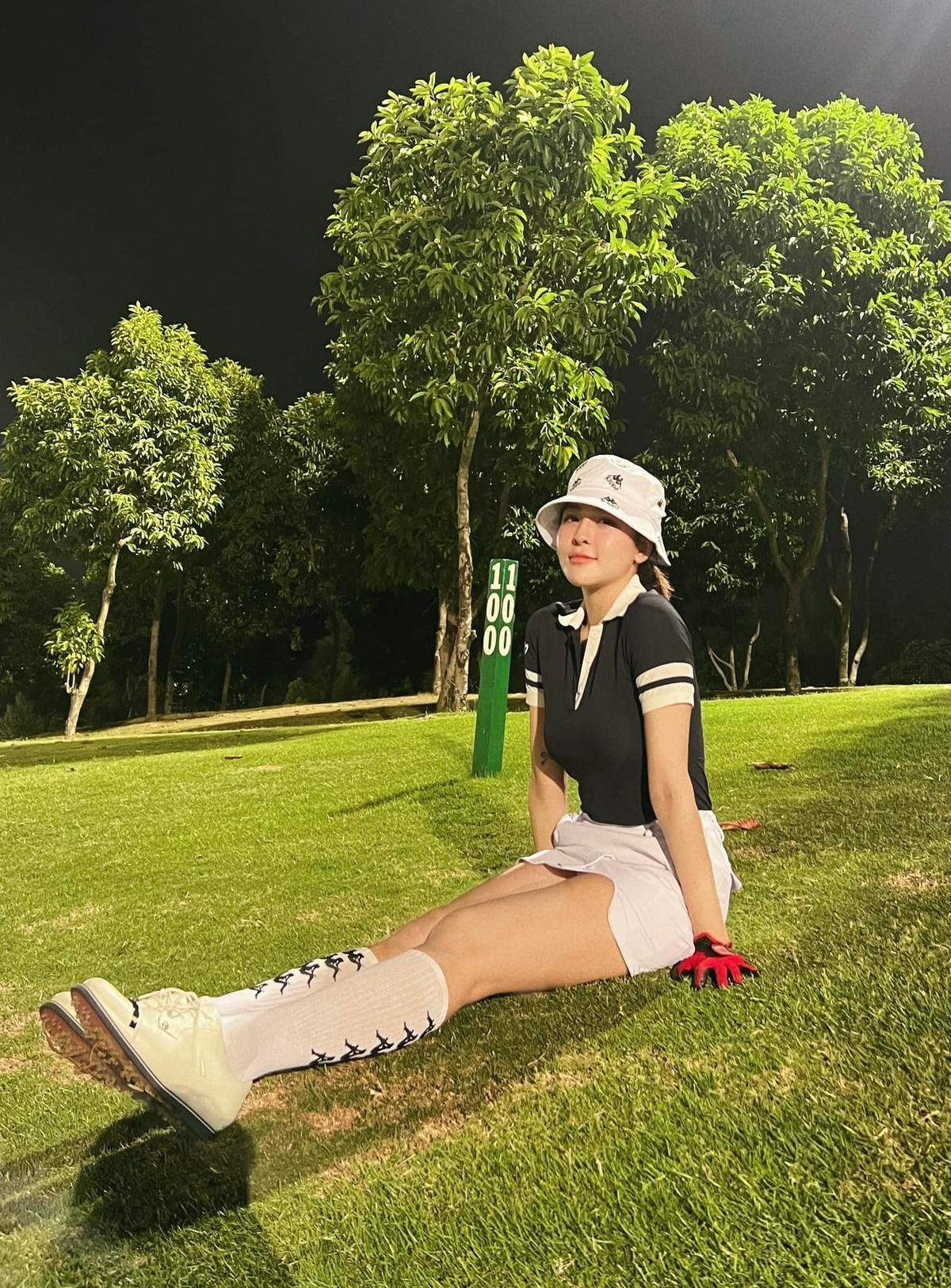 Liên tục khoe ảnh đi chơi golf, hot girl Trâm Anh sang chảnh và nóng bỏng không kém Hiền Hồ Ảnh 7