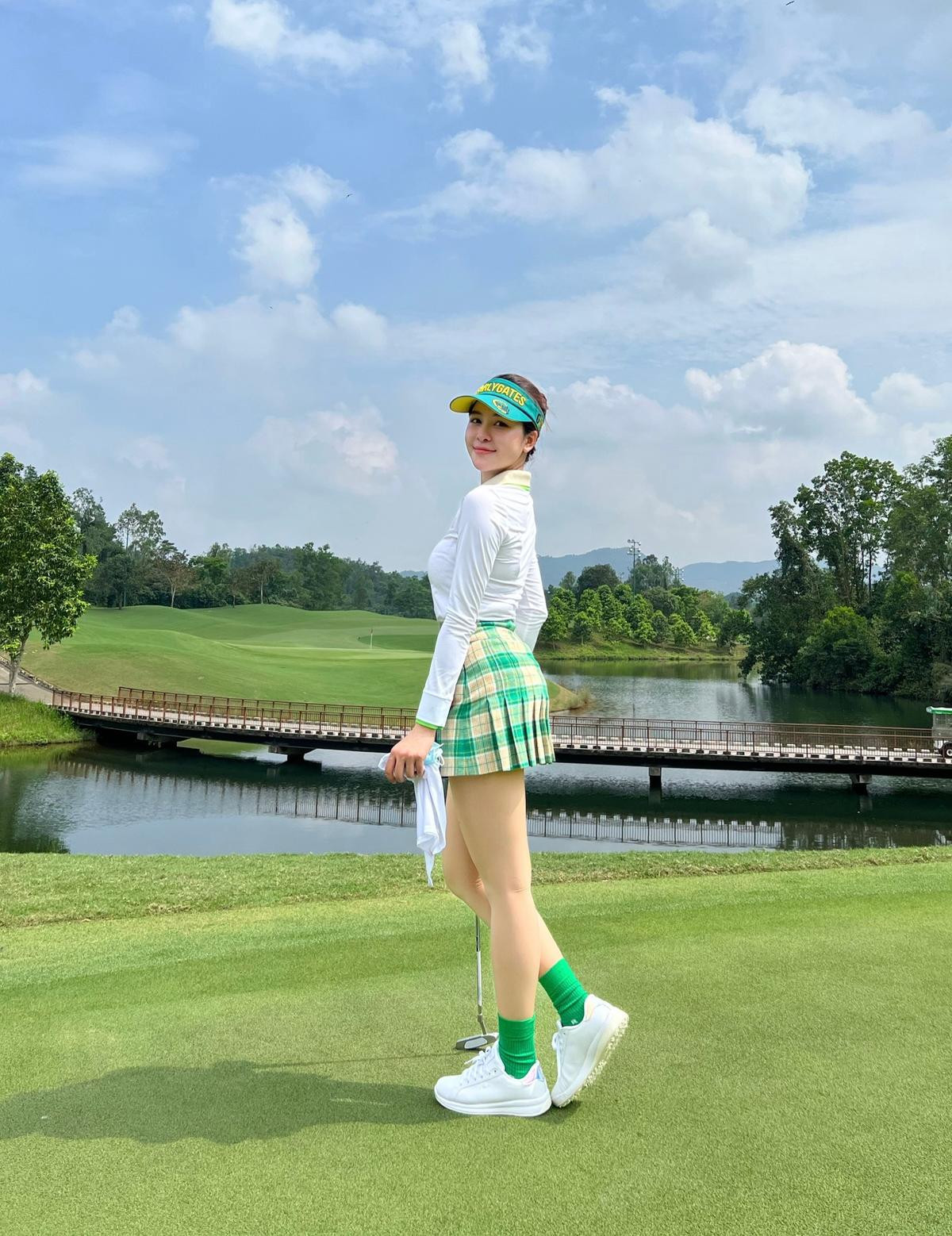 Liên tục khoe ảnh đi chơi golf, hot girl Trâm Anh sang chảnh và nóng bỏng không kém Hiền Hồ Ảnh 8