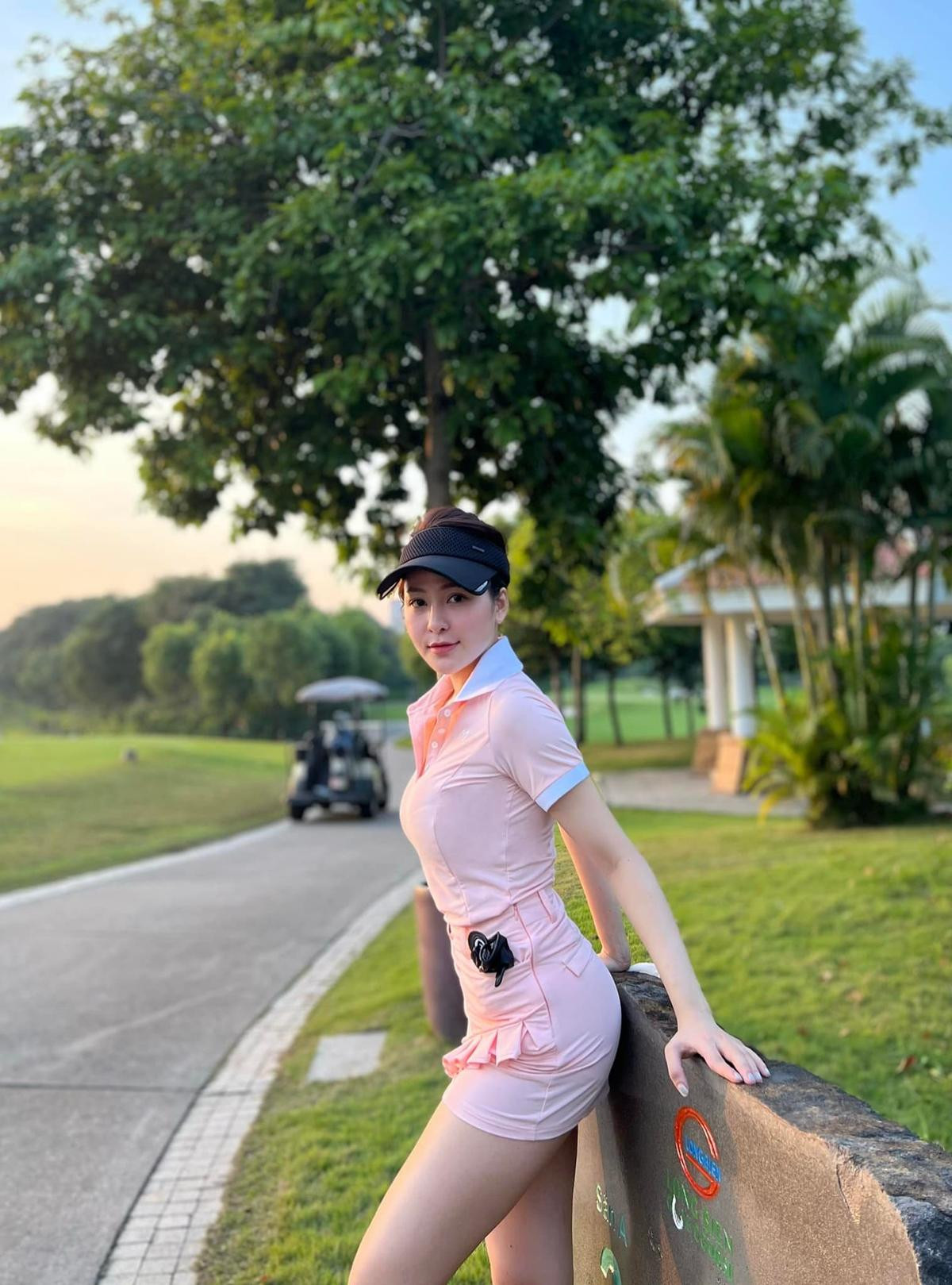 Liên tục khoe ảnh đi chơi golf, hot girl Trâm Anh sang chảnh và nóng bỏng không kém Hiền Hồ Ảnh 2