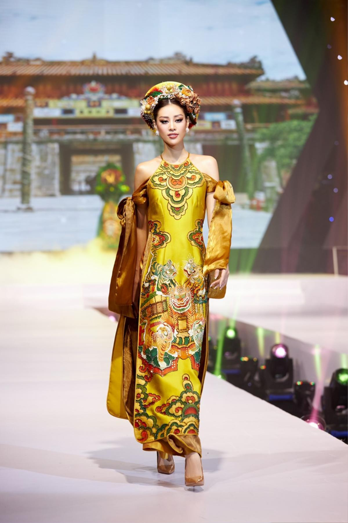 Khánh Vân sải bước catwalk cùng mẫu nhí, thần thái ra sao mà ai cũng trầm trồ? Ảnh 2