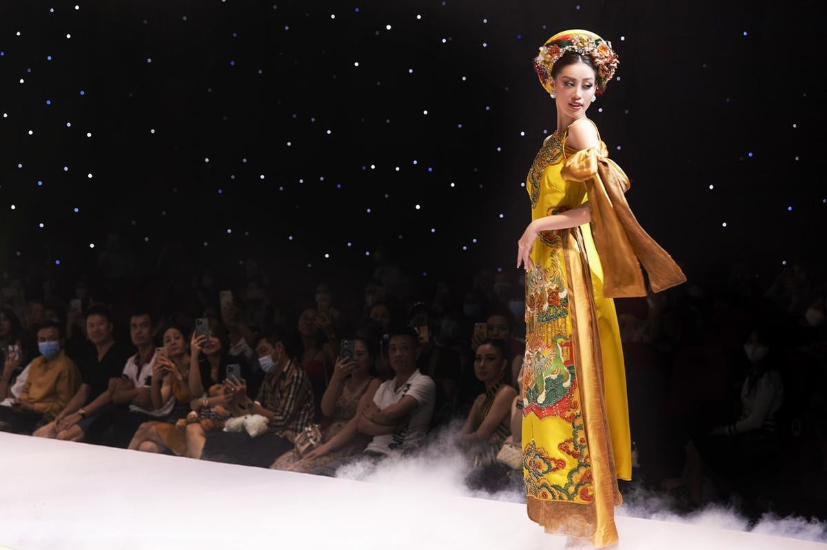 Khánh Vân sải bước catwalk cùng mẫu nhí, thần thái ra sao mà ai cũng trầm trồ? Ảnh 3