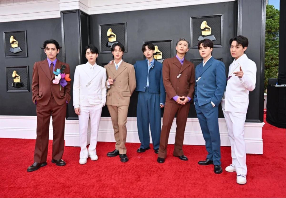 Thảm đỏ Grammy: BTS xuất hiện điển trai nhưng bị vợ chồng Justin Bieber giật spotlight với màn khóa môi Ảnh 2