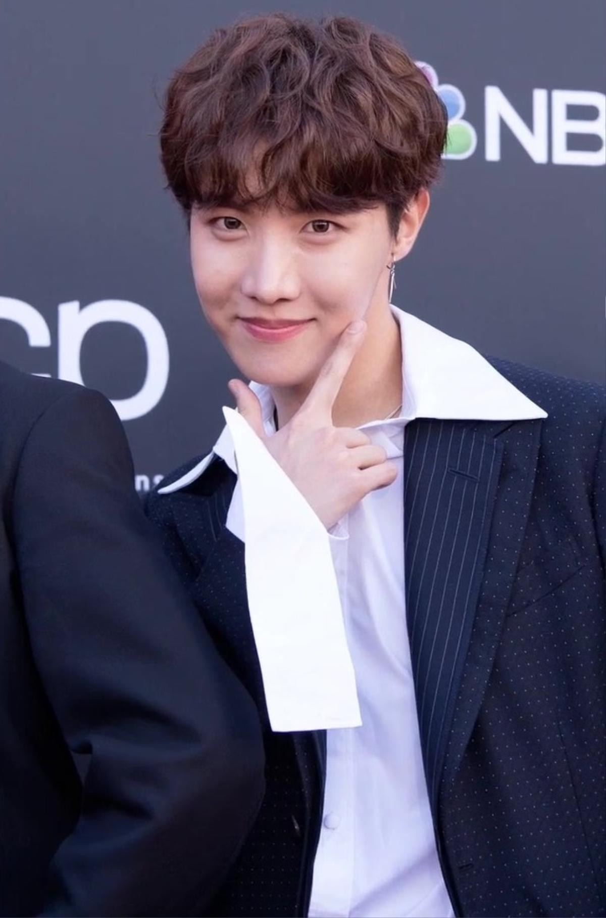 J-hope 'vồ ếch' trên sân khấu biểu diễn của BTS tại Grammy 2022 Ảnh 2