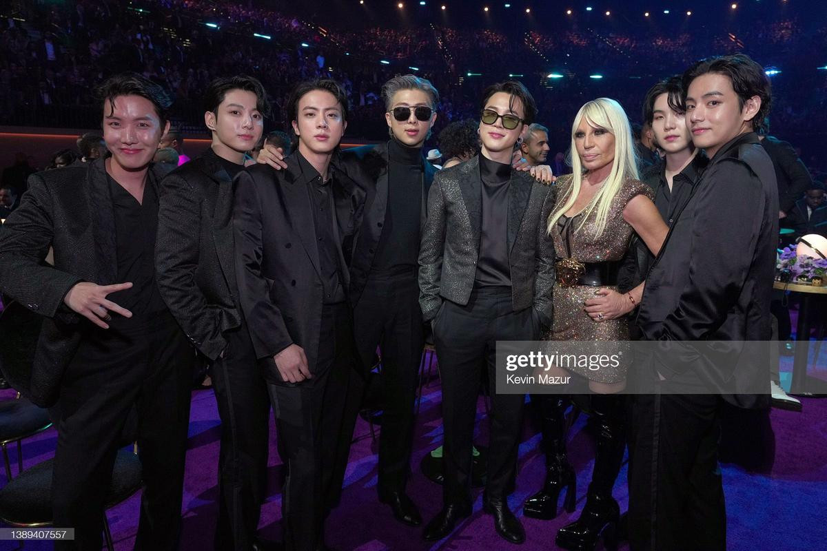 Loạt khoảnh khắc BTS xuất hiện tại Grammy 2022: 'Tình tứ' với nữ ca sĩ trẻ, đẹp trai không tỳ vết Ảnh 8