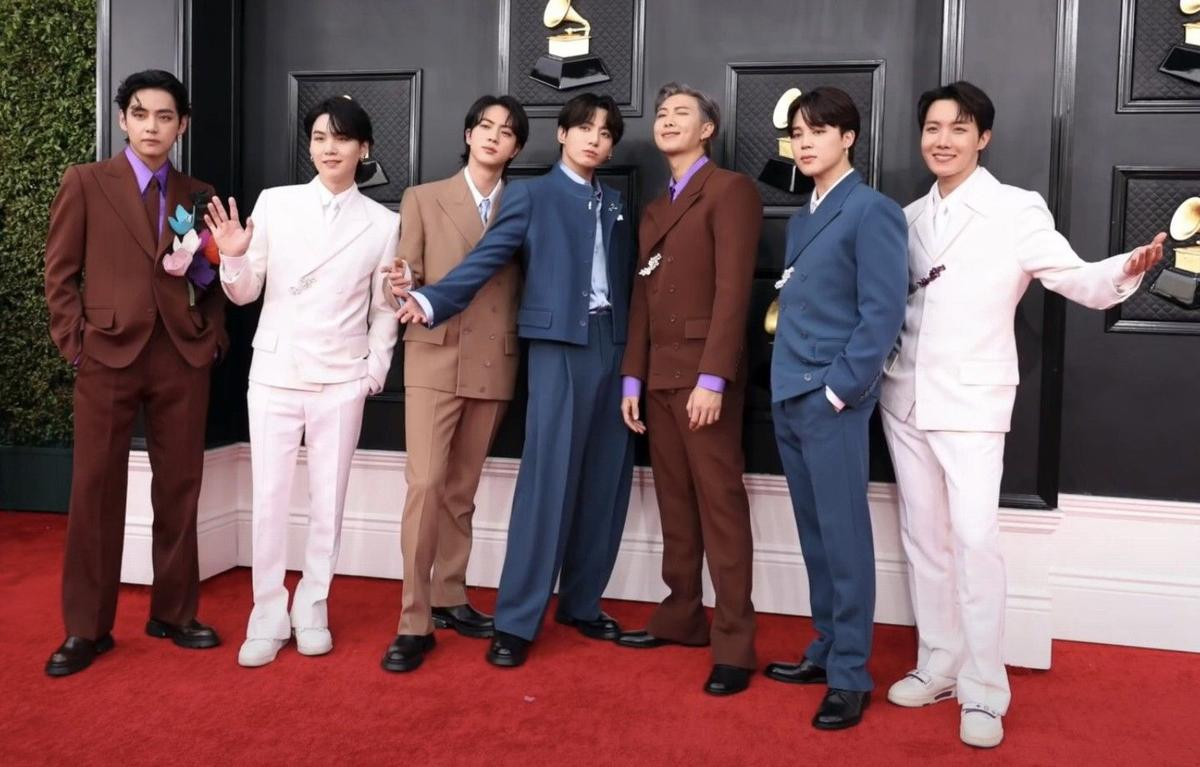 Loạt khoảnh khắc BTS xuất hiện tại Grammy 2022: 'Tình tứ' với nữ ca sĩ trẻ, đẹp trai không tỳ vết Ảnh 1