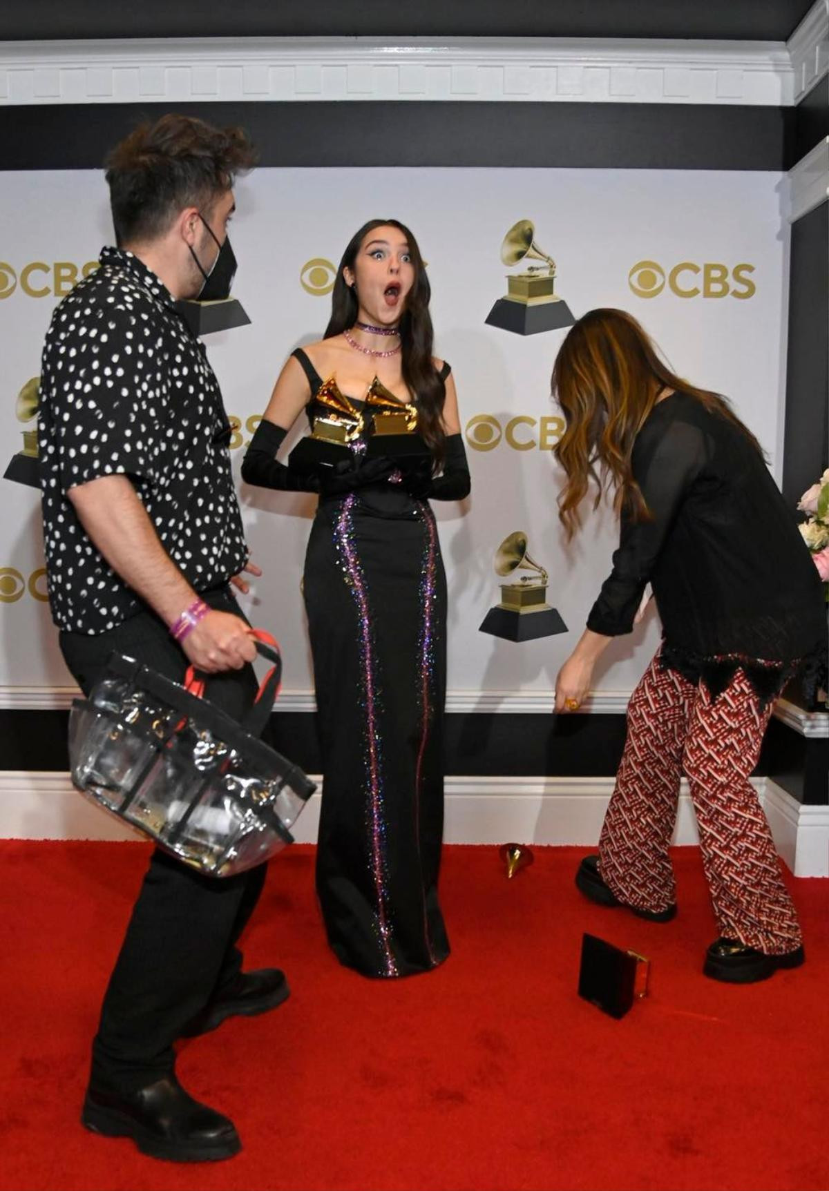 Grammy 2022: Mới nhận kèn vàng chưa được bao lâu, Olivia Rodrigo đã gặp phải sự cố 'dở khóc dở cười' Ảnh 2