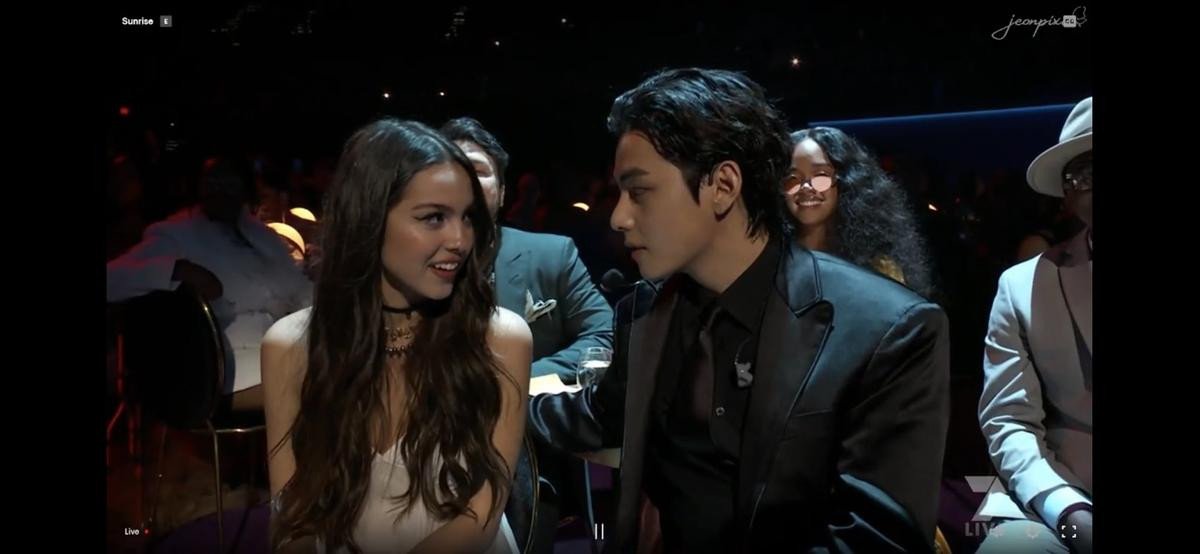 Grammy 2022: Mới nhận kèn vàng chưa được bao lâu, Olivia Rodrigo đã gặp phải sự cố 'dở khóc dở cười' Ảnh 3