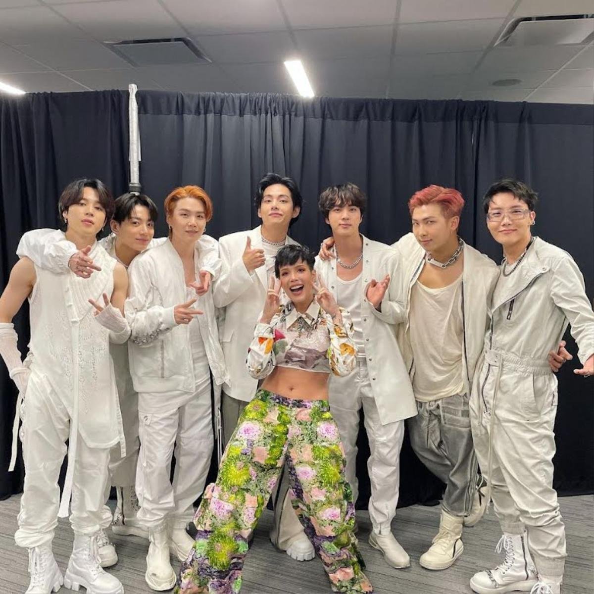 Halsey vẫn xem màn trình diễn của những người bạn thân BTS, mặc dù cô cảm thấy không khỏe Ảnh 1