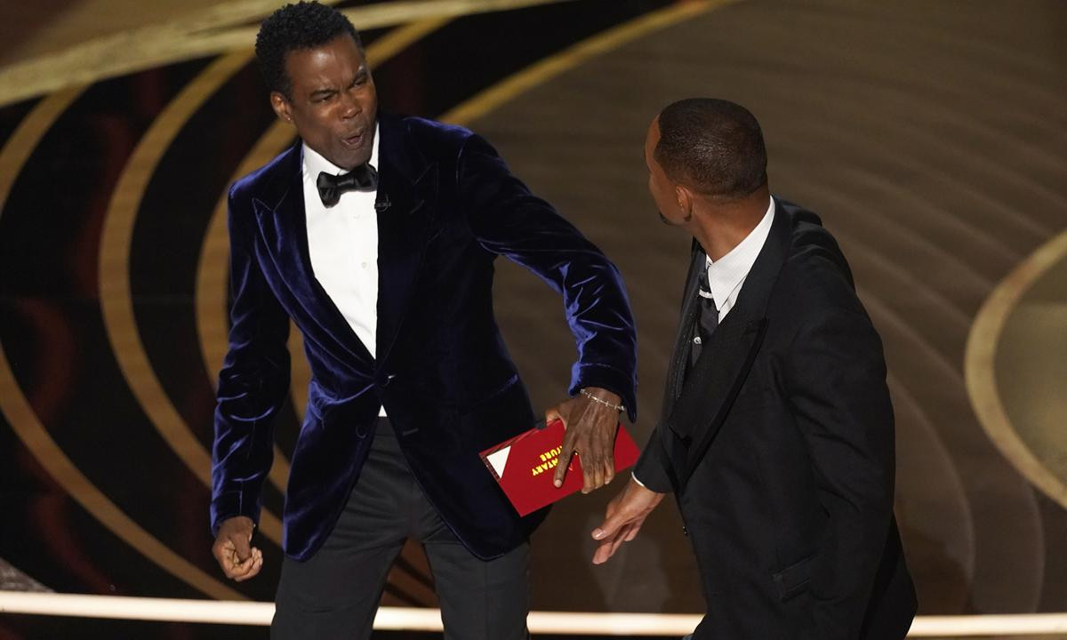 Sau cú tát 'trời giáng', Chris Rock không muốn Will Smith trả tượng vàng Ảnh 1