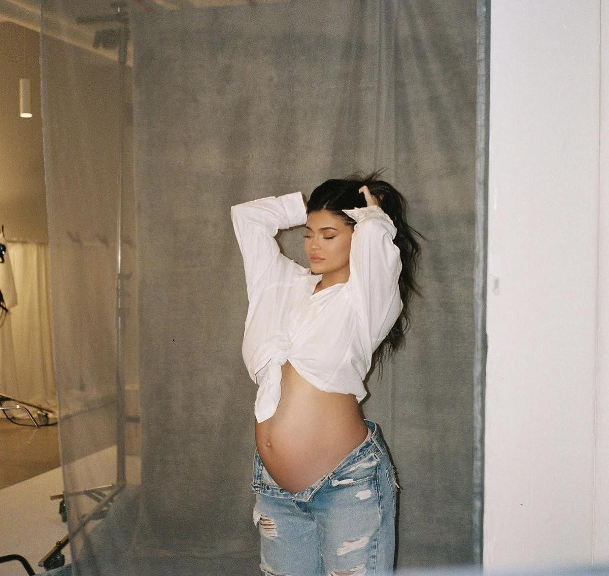 Kendall - Kylie diện đồ rách bươm sexy 'hết nước chấm' khoe body đỉnh hết phần thiên hạ Ảnh 1