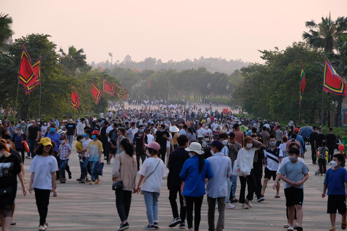 Du khách thập phương kéo về đền Hùng ngày Giỗ Tổ, dịch vụ cho thuê chiếu 'hốt bạc' Ảnh 2