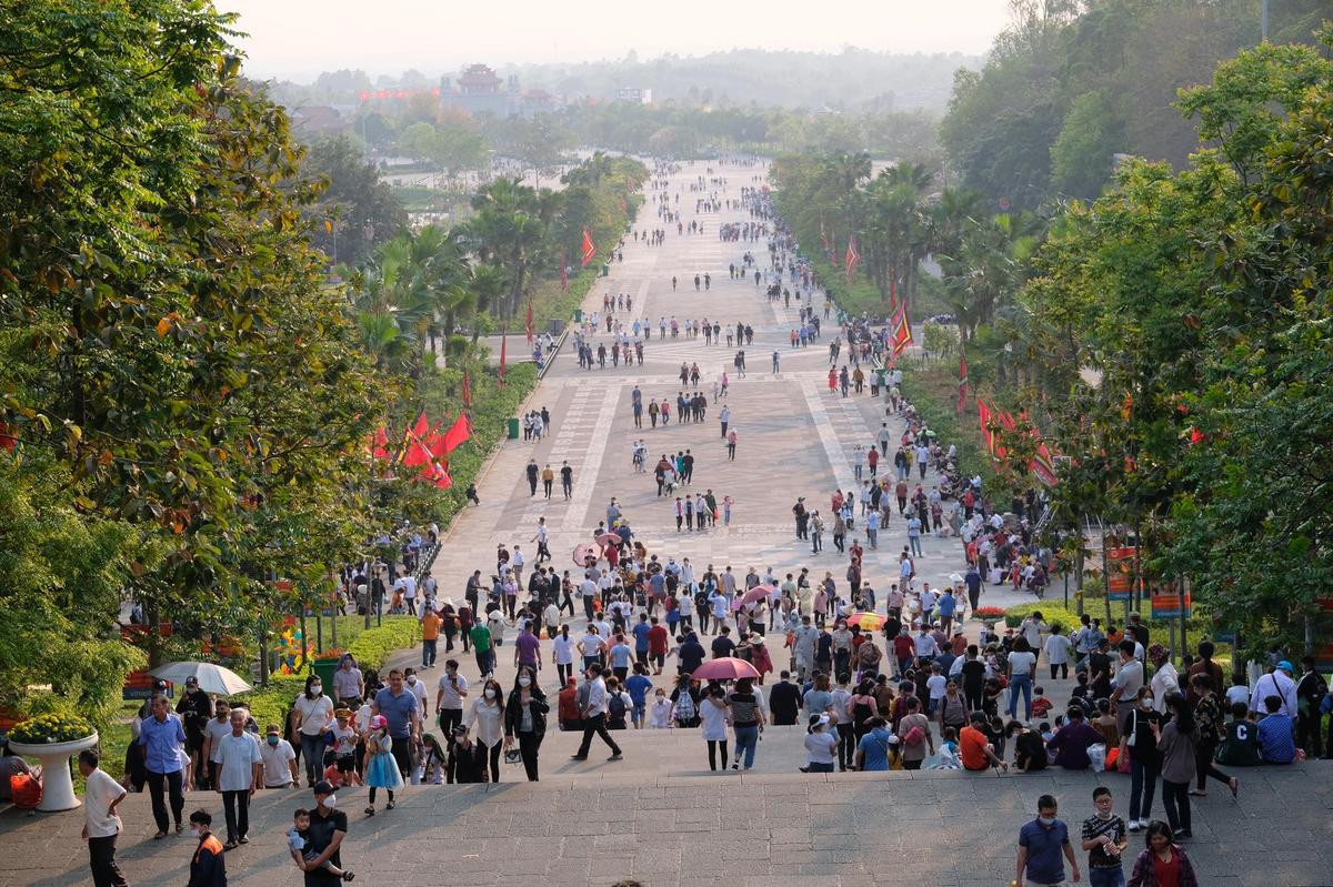 Du khách thập phương kéo về đền Hùng ngày Giỗ Tổ, dịch vụ cho thuê chiếu 'hốt bạc' Ảnh 1