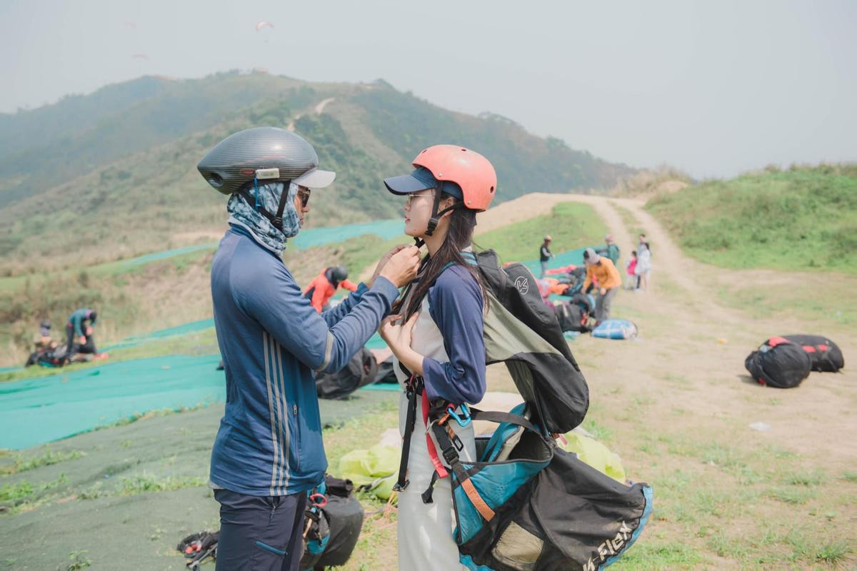 Bay dù lượn tại Hà Nội - Môn thể thao mạo hiểm được bạn trẻ săn lùng dịp lễ Ảnh 2