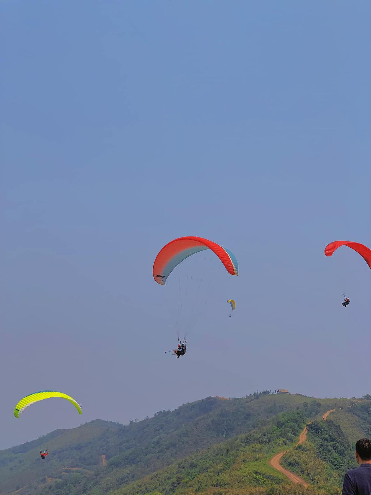 Bay dù lượn tại Hà Nội - Môn thể thao mạo hiểm được bạn trẻ săn lùng dịp lễ Ảnh 3