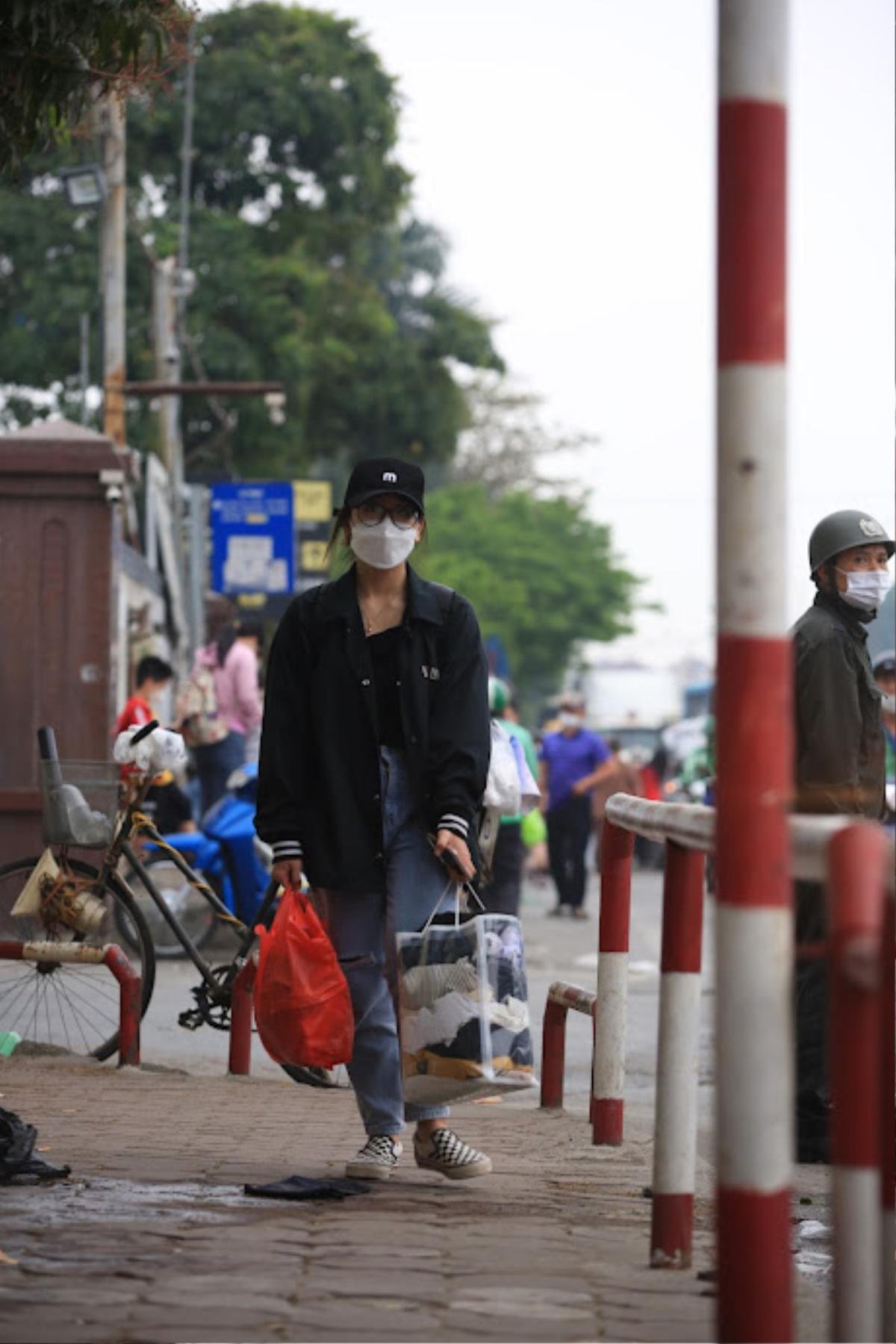 Người dân chen chân, lỉnh kỉnh đồ đạc đội mưa đổ trở lại Hà Nội sau kỳ nghỉ lễ Ảnh 17