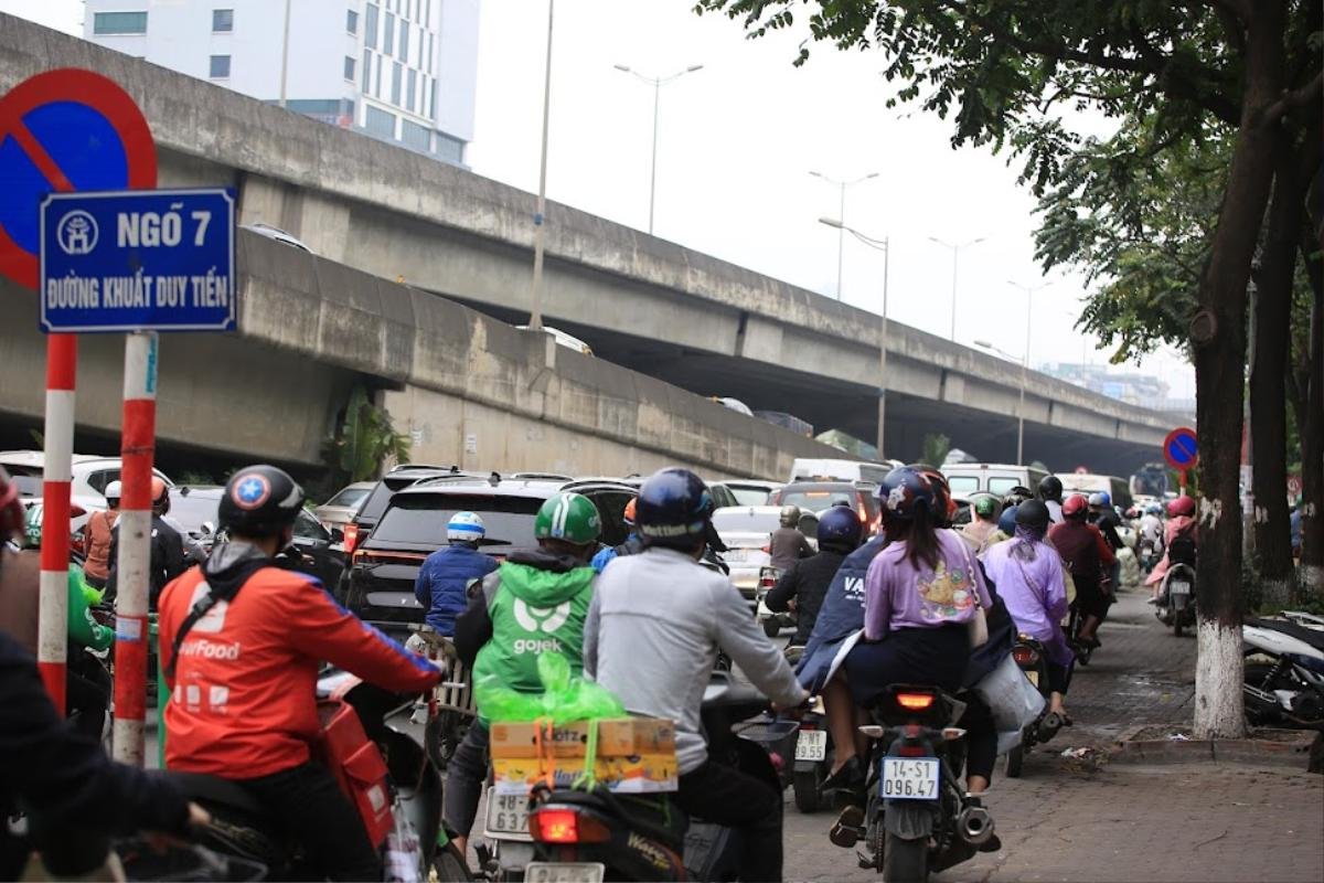 Người dân chen chân, lỉnh kỉnh đồ đạc đội mưa đổ trở lại Hà Nội sau kỳ nghỉ lễ Ảnh 11