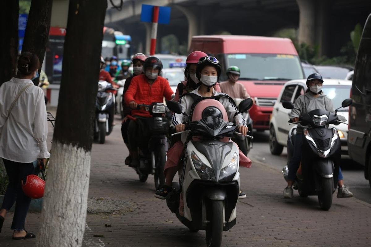 Người dân chen chân, lỉnh kỉnh đồ đạc đội mưa đổ trở lại Hà Nội sau kỳ nghỉ lễ Ảnh 7