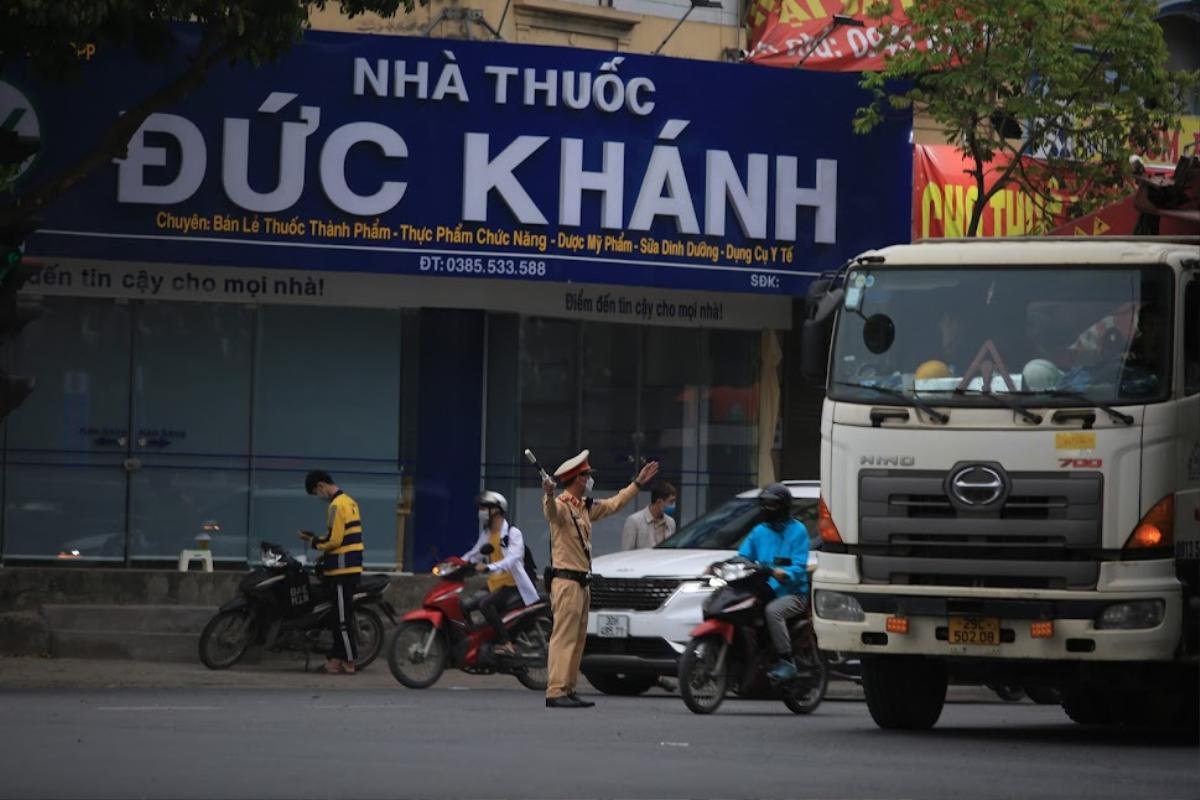 Người dân chen chân, lỉnh kỉnh đồ đạc đội mưa đổ trở lại Hà Nội sau kỳ nghỉ lễ Ảnh 12