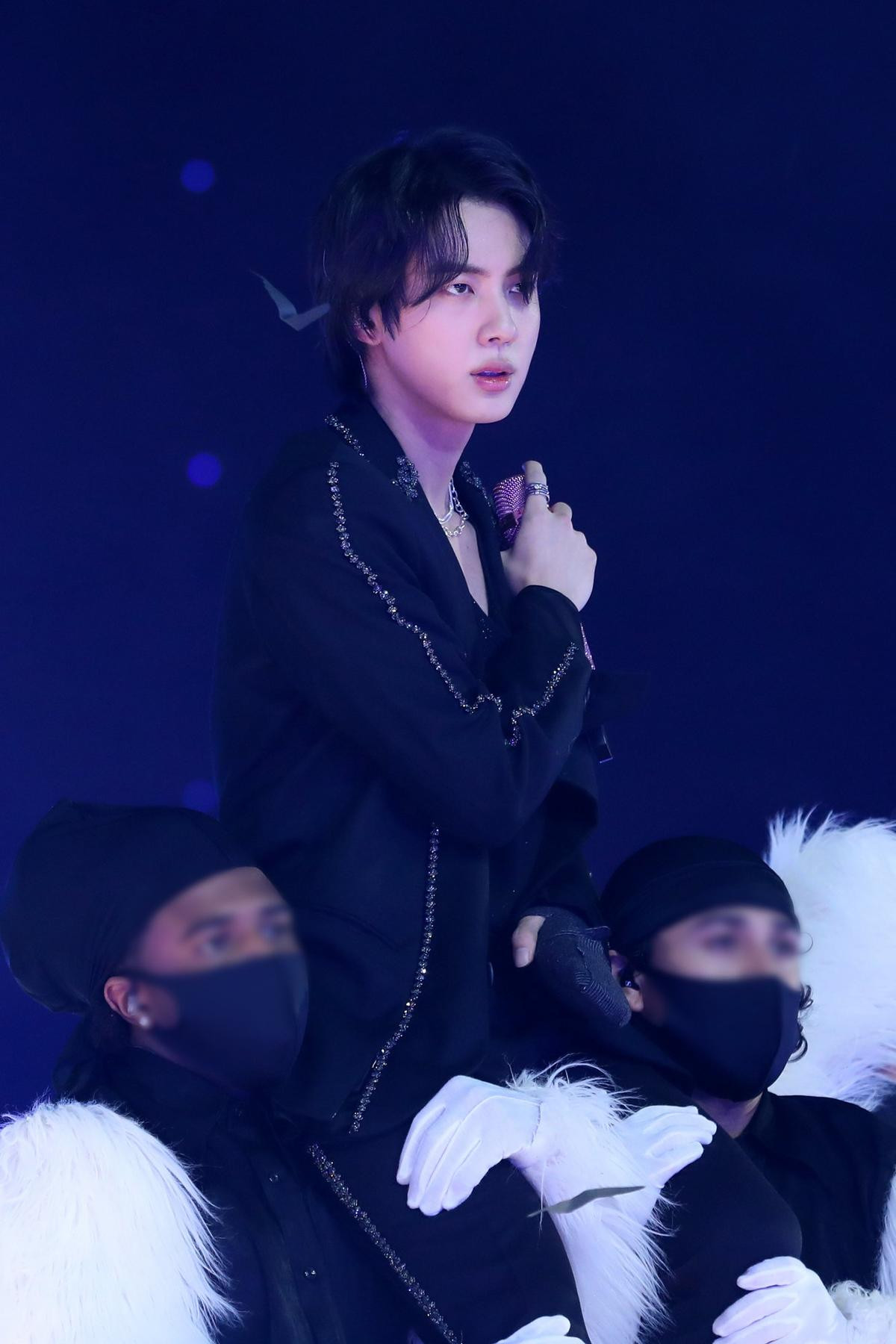 Rủ Jin bắt chước động tác của dancer tại concert nhưng cái kết của V (BTS) nó lạ lắm Ảnh 9