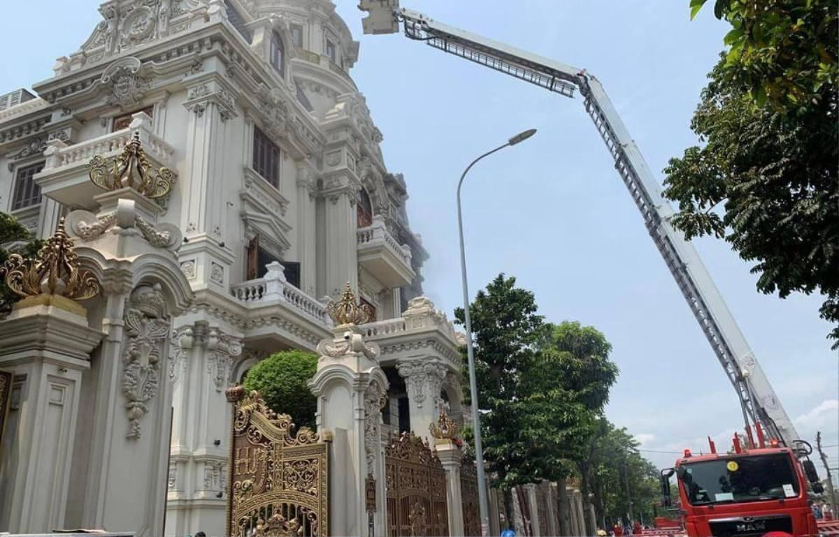 Vụ cháy tòa lâu đài của đại gia ở Quảng Ninh: Giải cứu kịp thời nữ chủ nhà bị mắc kẹt Ảnh 3