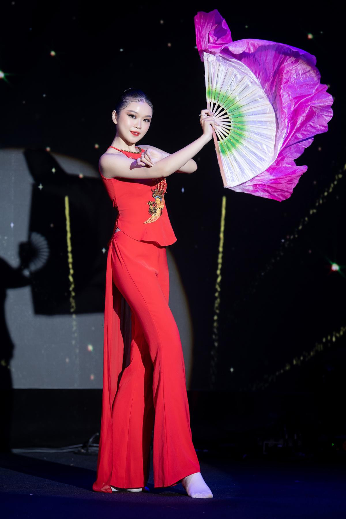 Nam Em chọn đúng sở trường ca hát cho phần thi tài năng Miss World Vietnam 2022 Ảnh 2