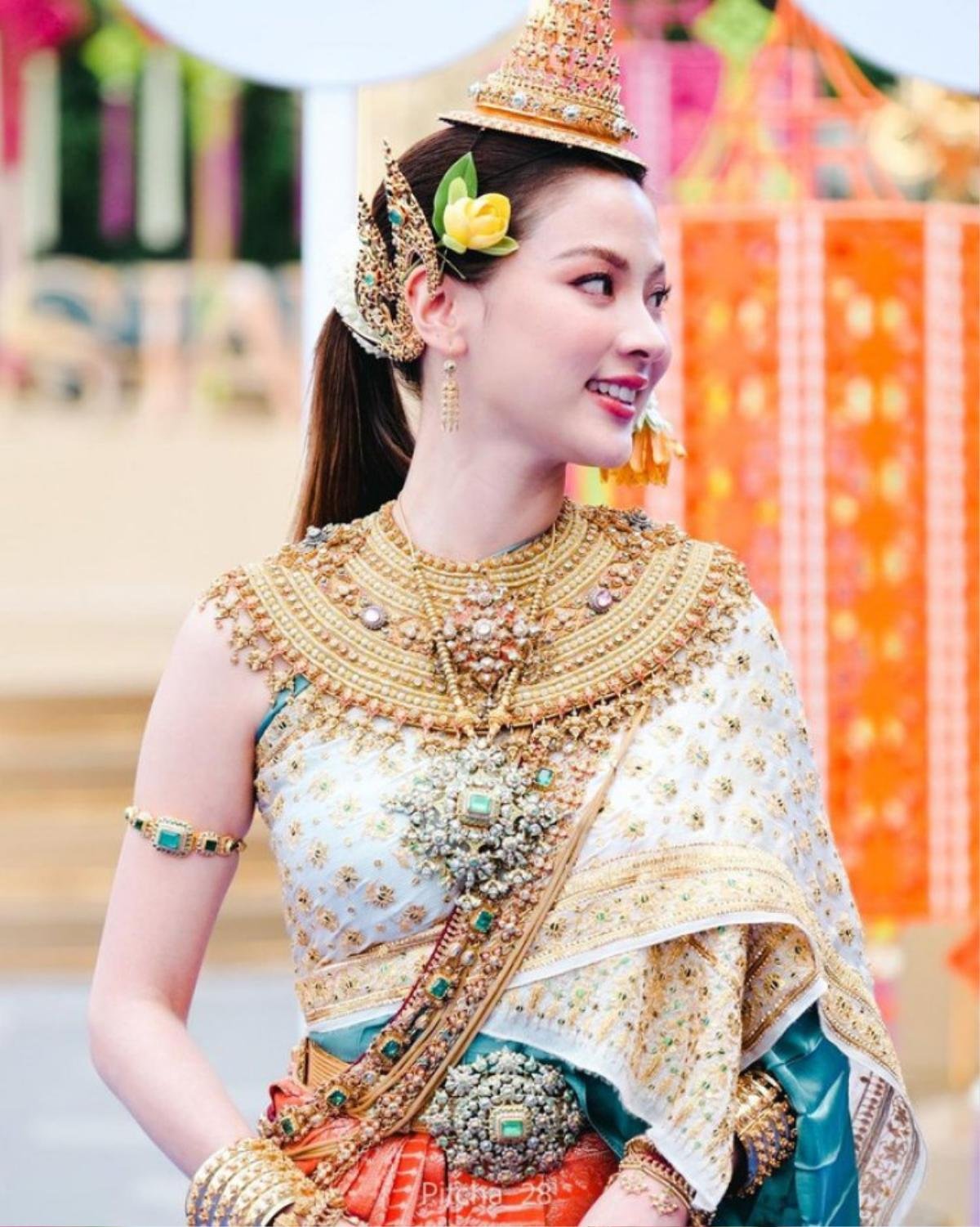 Mỹ nữ Baifern (Chiếc Lá Bay) hóa nữ thần Songkran đẹp mê đắm, sốc hơn nữa khi biết giá outfit nàng mặc Ảnh 4