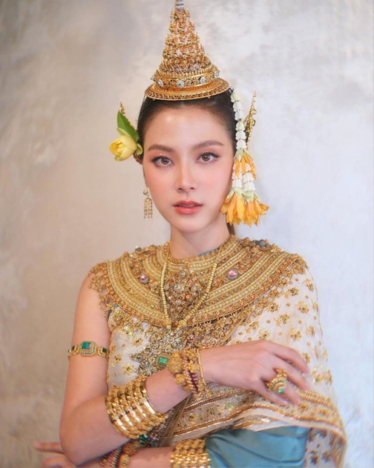 Mỹ nữ Baifern (Chiếc Lá Bay) hóa nữ thần Songkran đẹp mê đắm, sốc hơn nữa khi biết giá outfit nàng mặc Ảnh 1