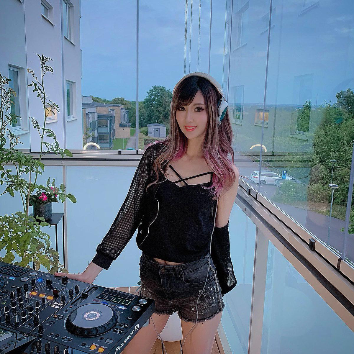 Style quẩy 'quên lối về' của 2 nữ DJ tại Above The World 2022: Bên chất chơi, kẻ quyến rũ Ảnh 6