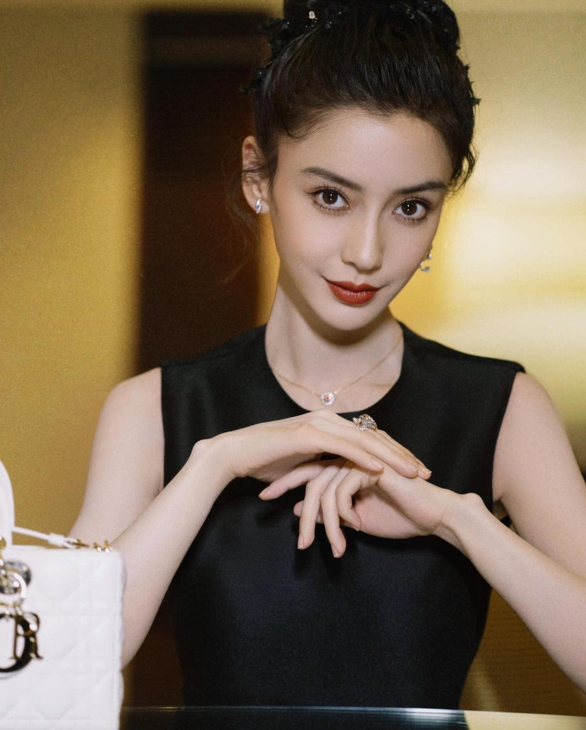 Hình ảnh Angelababy bị chụp lén 'leo thẳng' lên top Weibo, điều gì đã khiến netizen xôn xao bàn tán? Ảnh 5