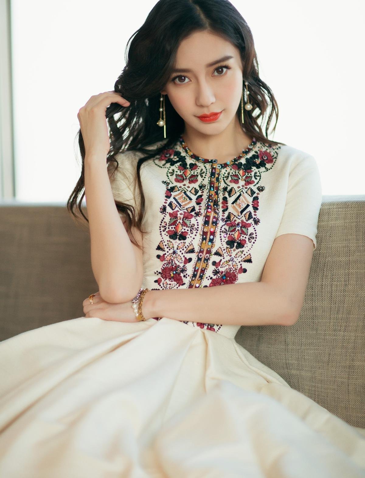 Hình ảnh Angelababy bị chụp lén 'leo thẳng' lên top Weibo, điều gì đã khiến netizen xôn xao bàn tán? Ảnh 4