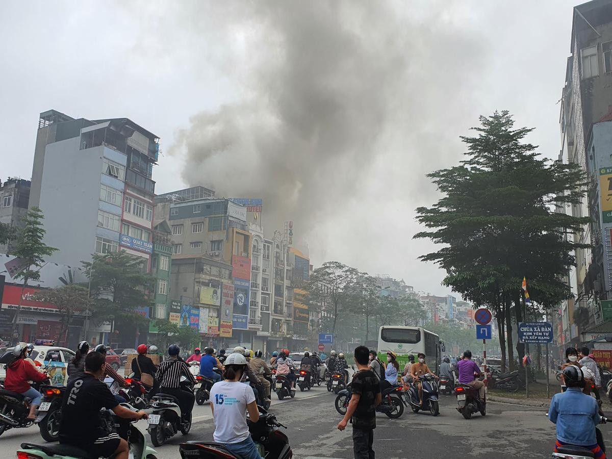 Căn nhà 8 tầng ở Hà Nội bốc cháy dữ dội, cột khói cao hàng chục mét, nhiều người hốt hoảng bỏ chạy Ảnh 4