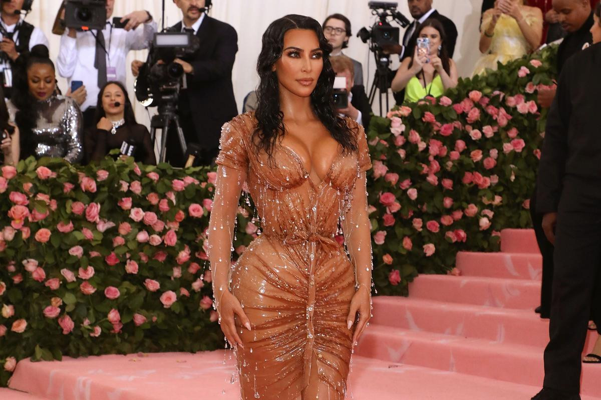 Kim Kardashian chấp nhận đóng bỉm để mặc trang phục độc lạ Ảnh 4