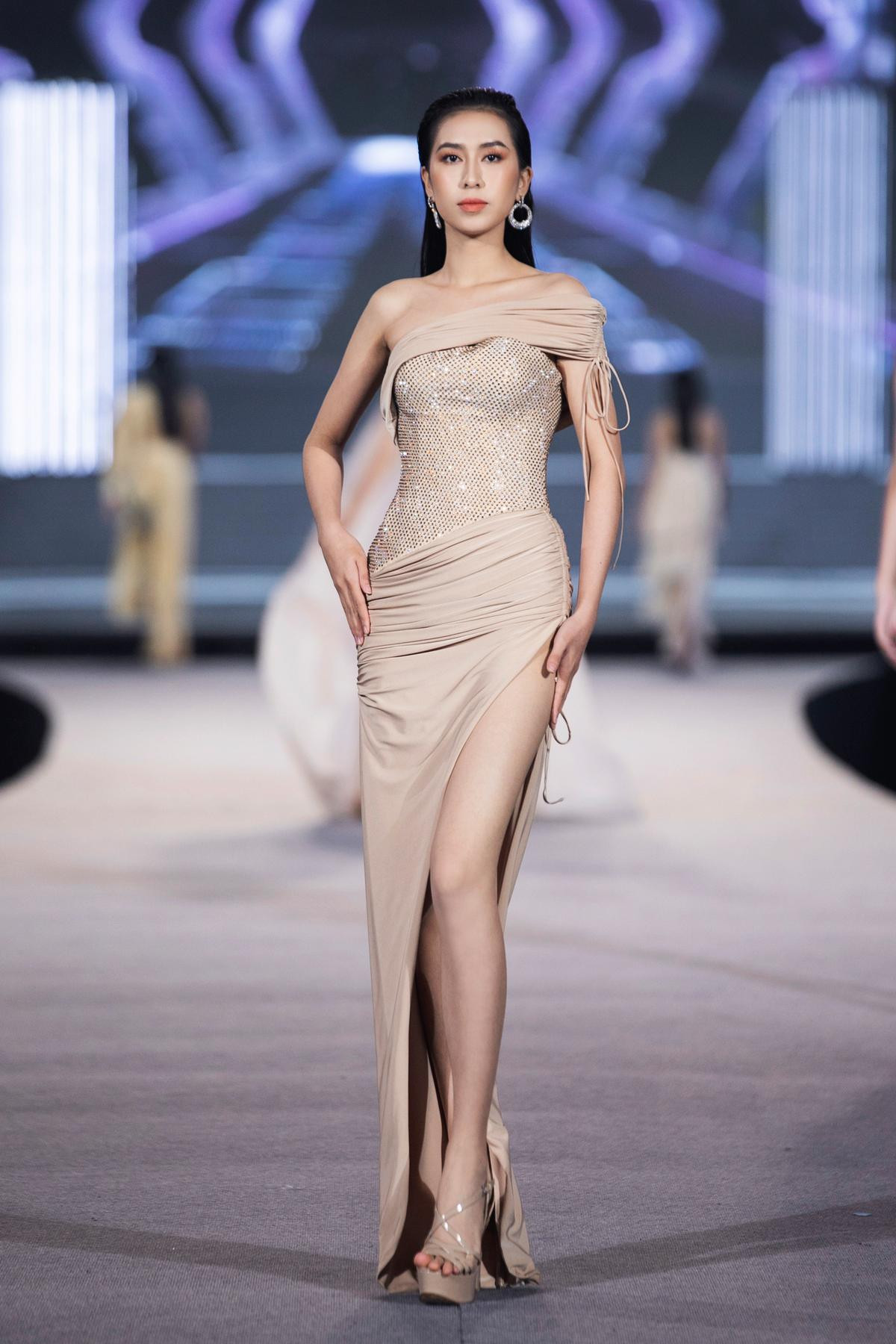 Hoa hậu Tiểu Vy sánh vai chị đại Minh Tú càn quét runway, từ body đến thần thái đều quá 'khét' Ảnh 9