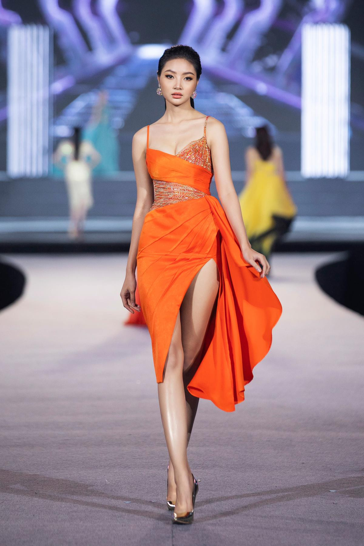 Hoa hậu Tiểu Vy sánh vai chị đại Minh Tú càn quét runway, từ body đến thần thái đều quá 'khét' Ảnh 10