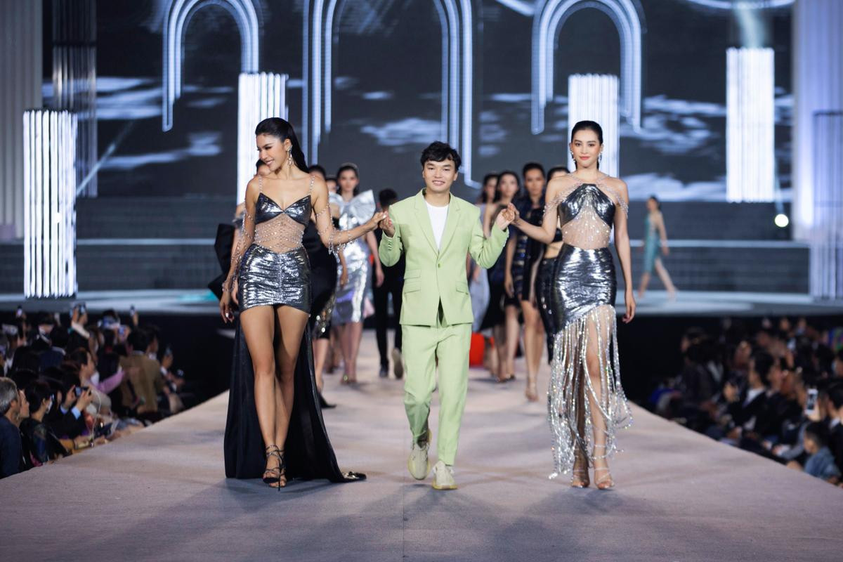 Hoa hậu Tiểu Vy sánh vai chị đại Minh Tú càn quét runway, từ body đến thần thái đều quá 'khét' Ảnh 2