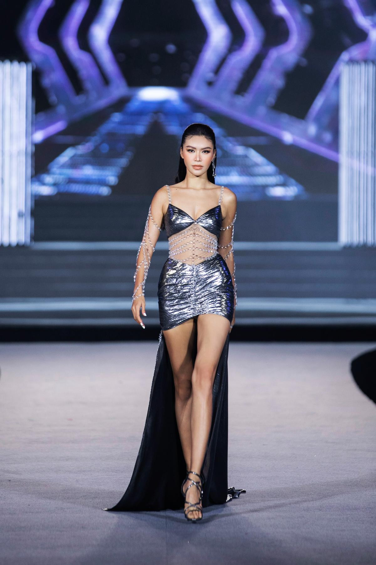 Hoa hậu Tiểu Vy sánh vai chị đại Minh Tú càn quét runway, từ body đến thần thái đều quá 'khét' Ảnh 7