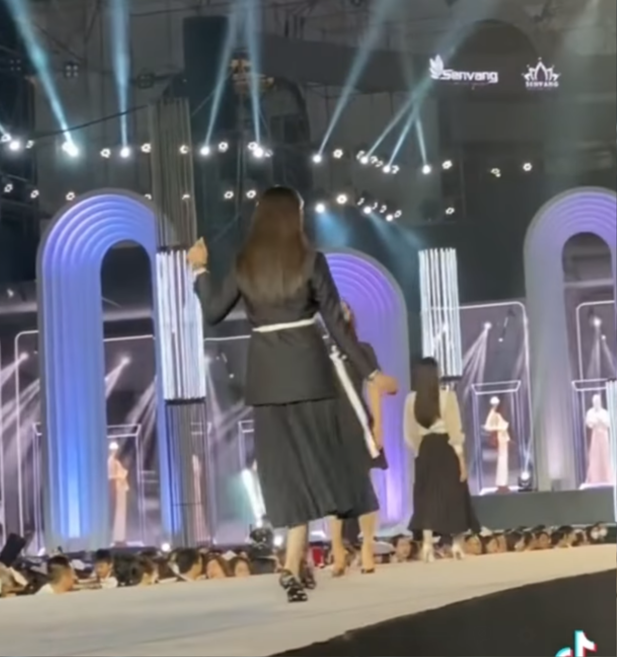 Đang catwalk, Nam Em ngẫu hứng nhảy cha cha cha, fan hốt hoảng: 'Đi diễn hài hả?' Ảnh 4