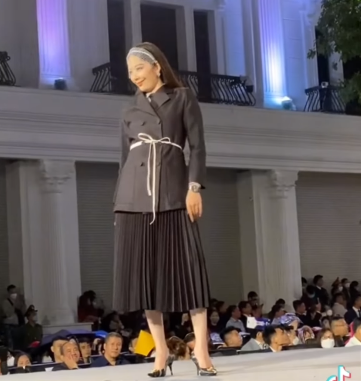 Đang catwalk, Nam Em ngẫu hứng nhảy cha cha cha, fan hốt hoảng: 'Đi diễn hài hả?' Ảnh 2