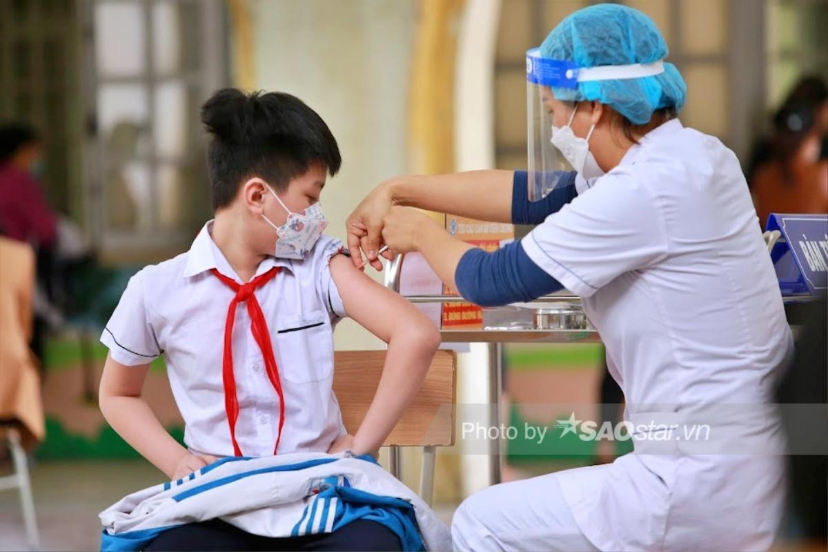 Hà Nội phụ huynh đồng loạt đưa con đi tiêm vaccine phòng Covid-19 tại các quận huyện Ảnh 11