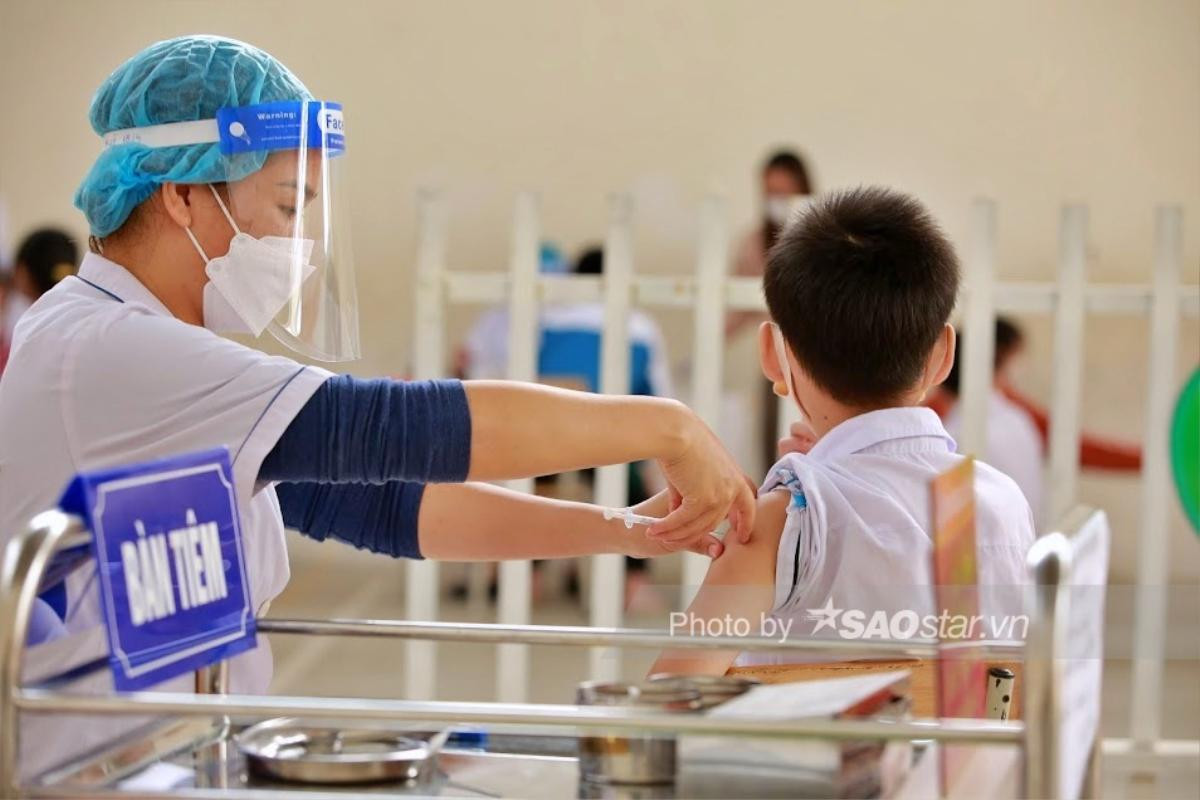 Hà Nội phụ huynh đồng loạt đưa con đi tiêm vaccine phòng Covid-19 tại các quận huyện Ảnh 13