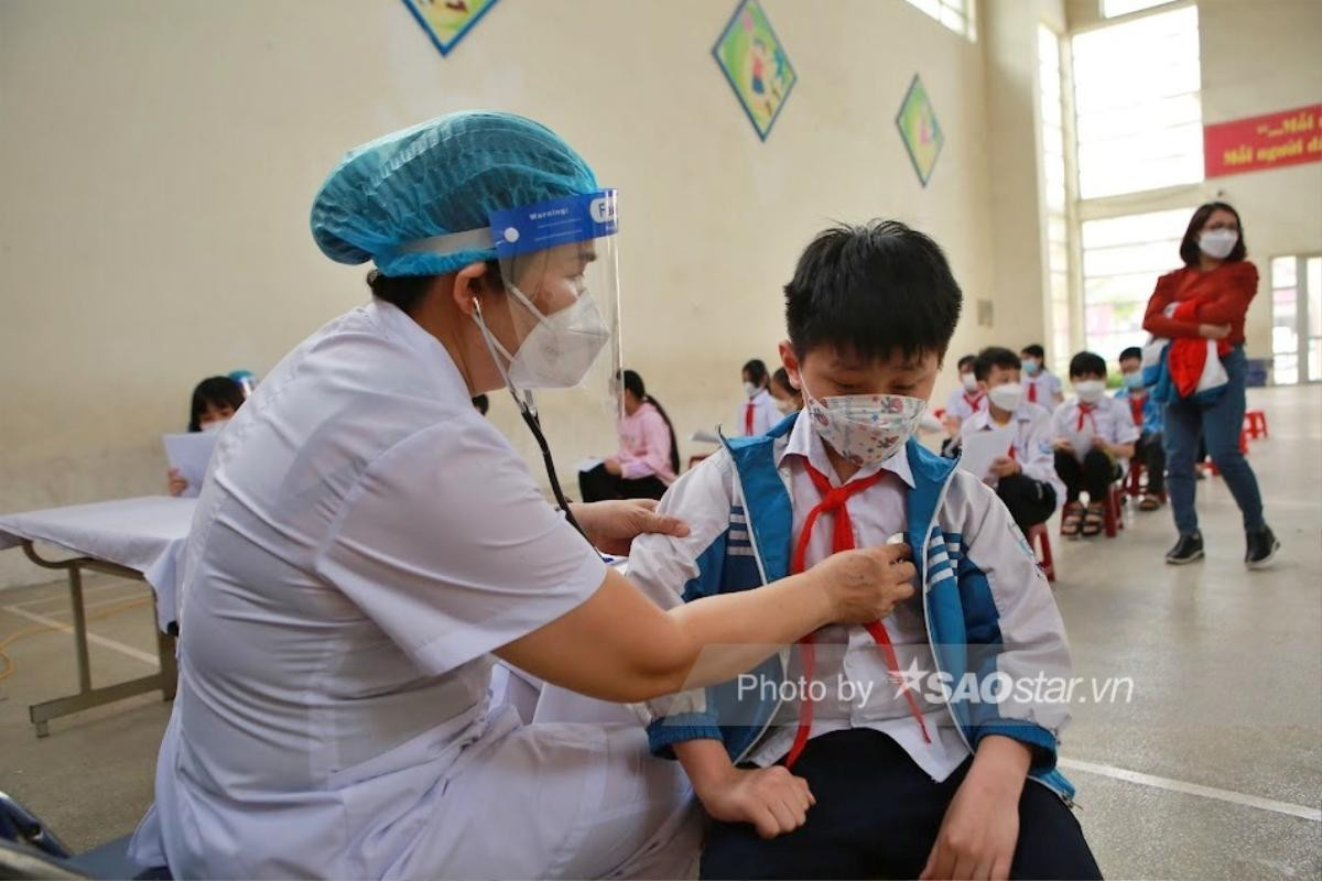 Hà Nội phụ huynh đồng loạt đưa con đi tiêm vaccine phòng Covid-19 tại các quận huyện Ảnh 5