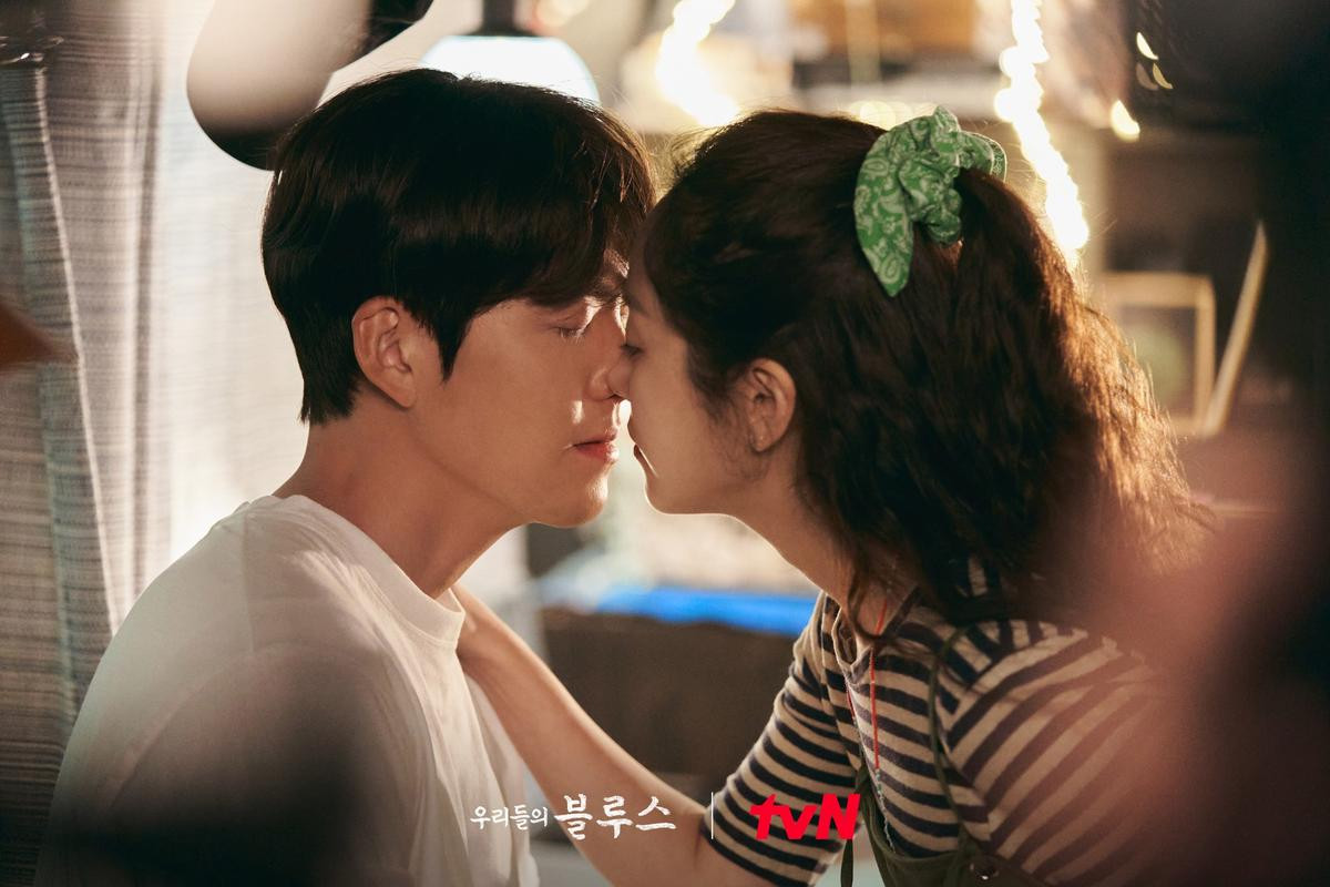 Kim Woo Bin hôn Han Ji Min để 'trả đũa' Shin Min Ah, rating Our Blues liệu có tăng? Ảnh 6