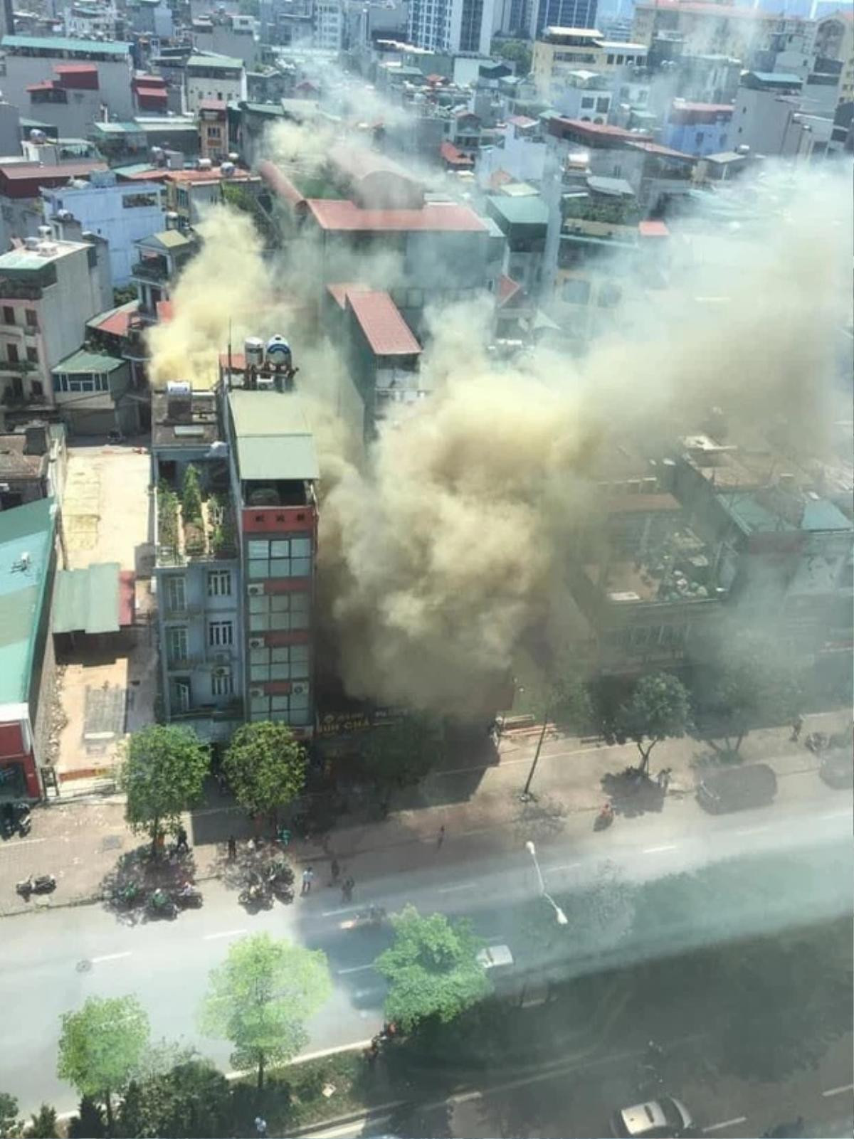 Quán bún chả bốc cháy dữ dội, cột khói đen bốc lên ngùn ngụt, thực khách tá hoả bỏ chạy Ảnh 1