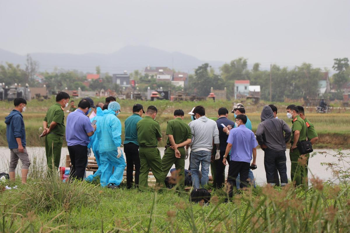 Công an thông tin ban đầu vụ thi thể người đàn ông bị trói tay chân, bịt miệng nổi trên sông Gò Tre Ảnh 1