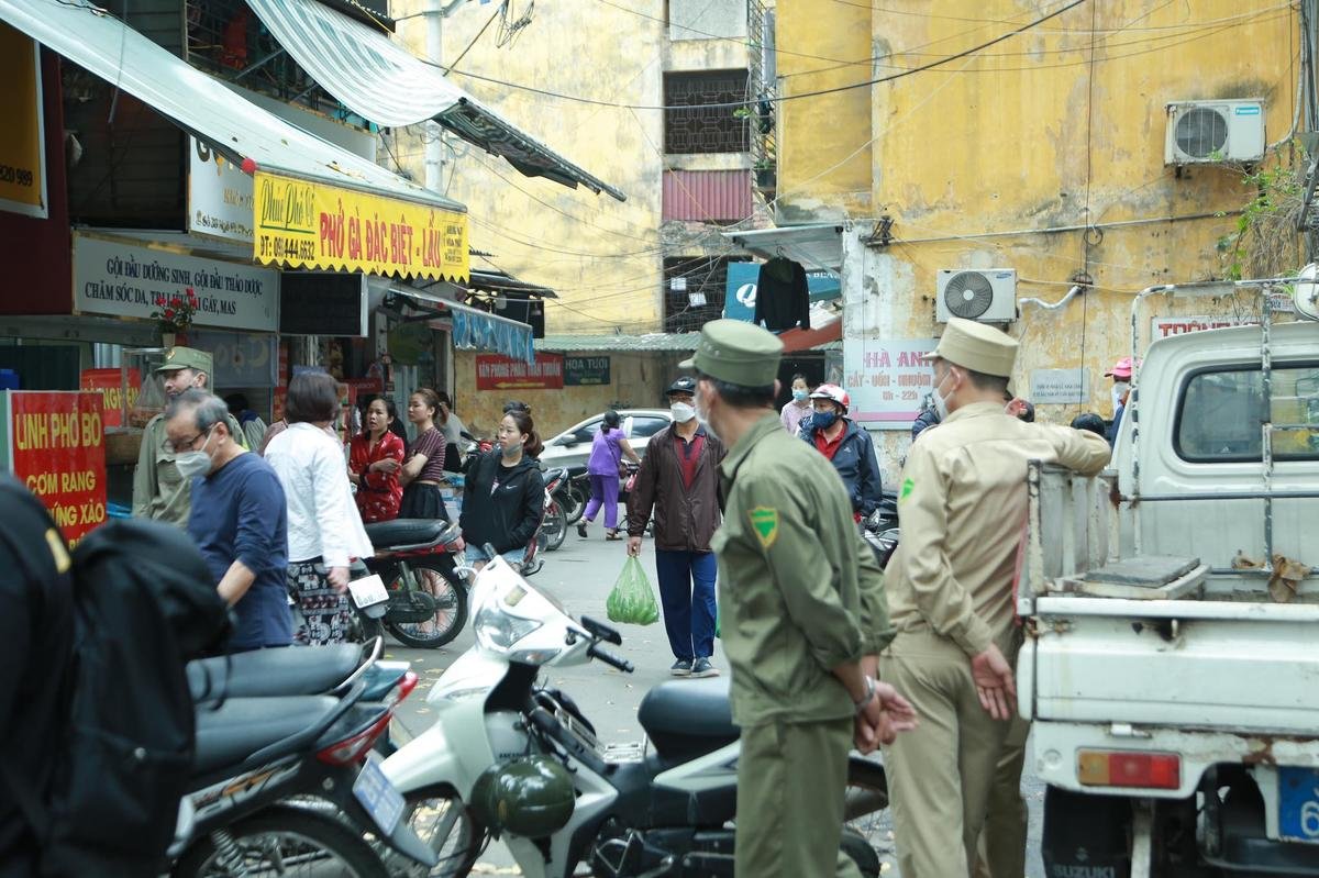 Vụ cháy khiến 5 người tử vong thương tâm: Lực lượng chức năng lập rào chắn khám nghiệm hiện trường Ảnh 6